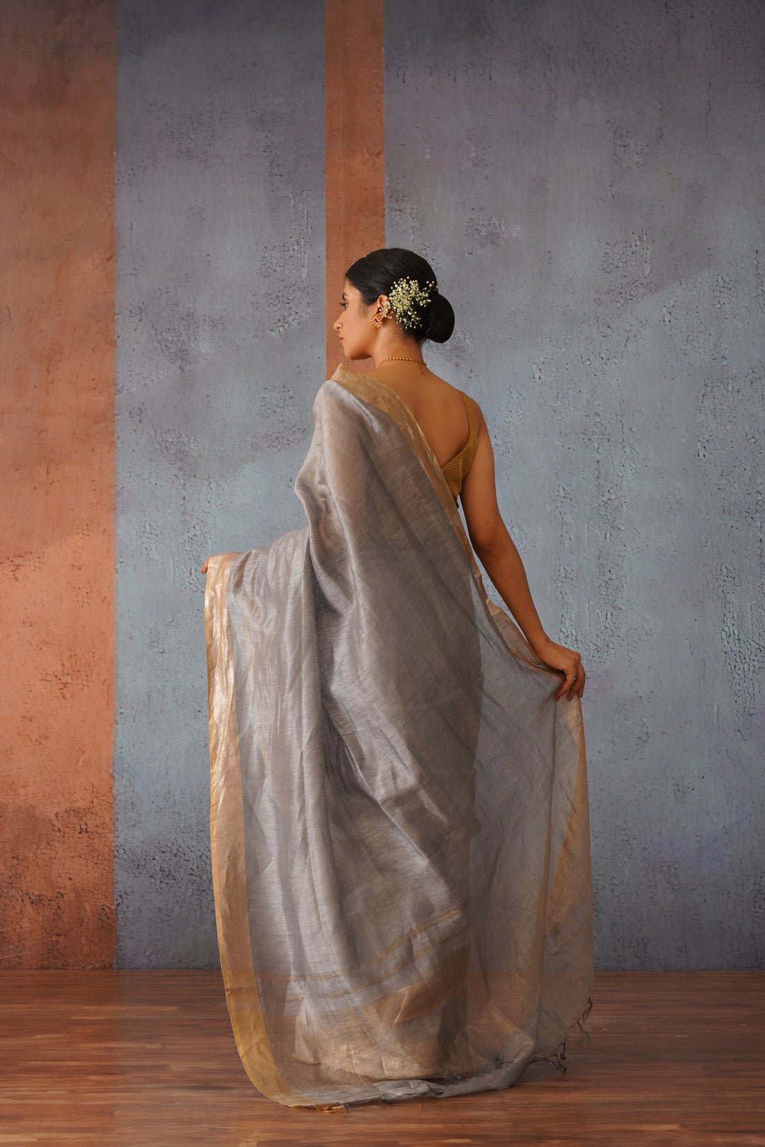 Grey Linen Silk Sari with Striking Gold Zari Pallu - Image 3