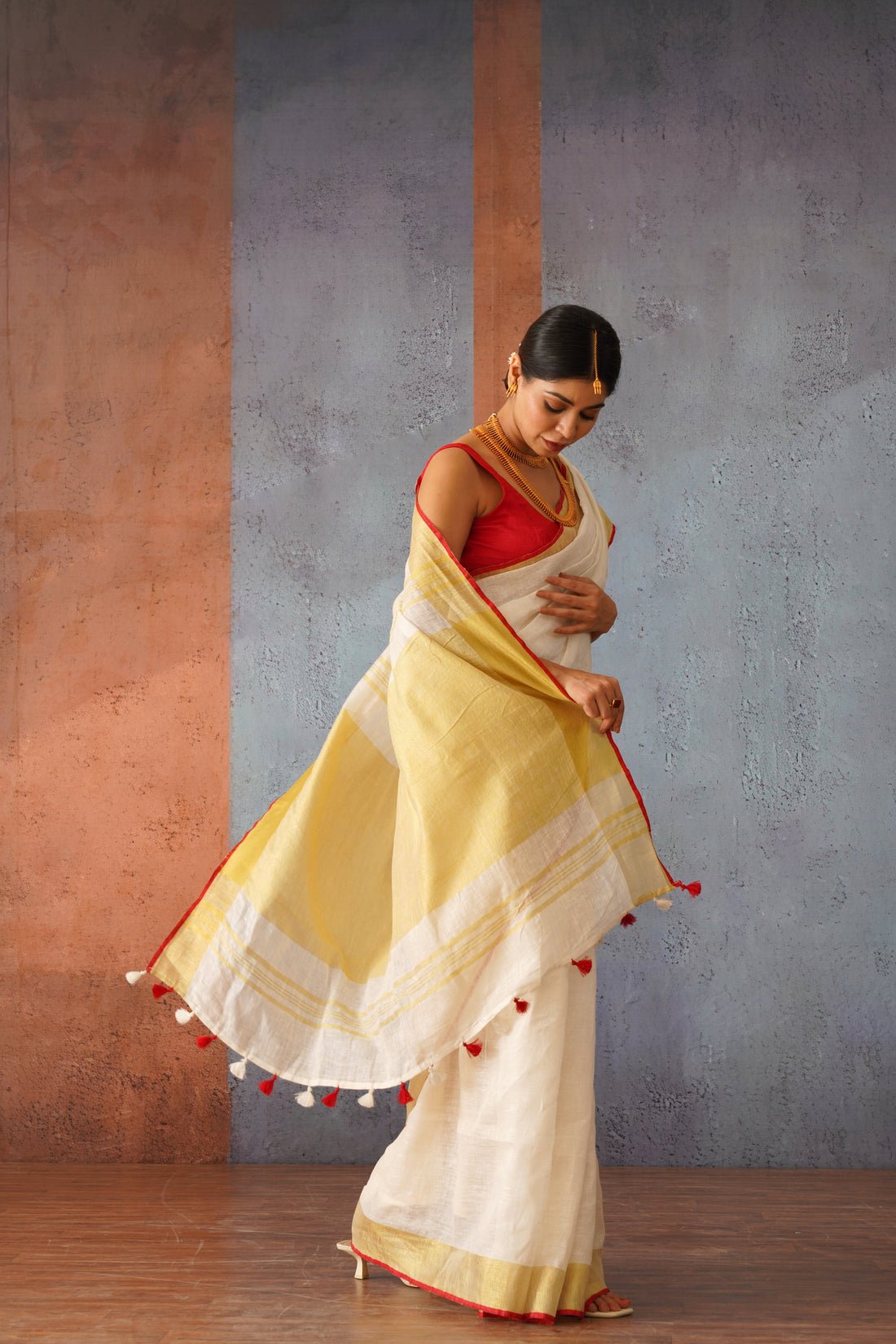 Festive Off White Handloom Linen Sari with Red Border & Gold Zari Pallu - Image 4