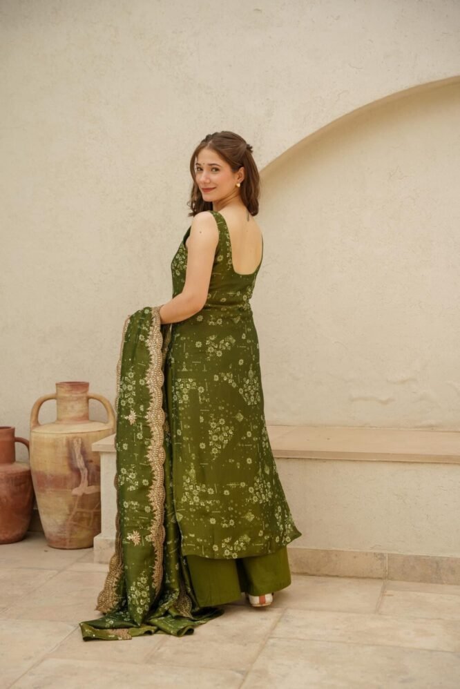 Sol green cosmos kurta set - Image 4
