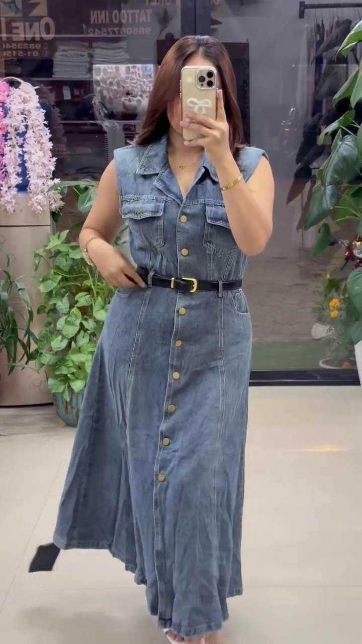 Sleeveless Button-Down Denim Maxi Dress with Front Slit, Collar Neckline, Waist Detailing and Pocket Design – Casual Western Wear for Women