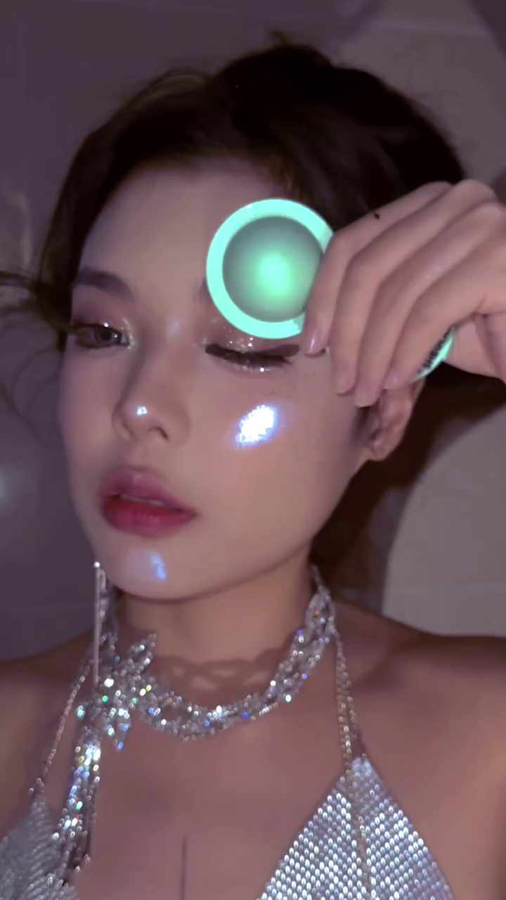 Lunar Glow Radiance Highlighter – Celestial Shimmer Compact for Ethereal, Multi-Dimensional Illumination Inspired by the Moon’s Surface - Image 2