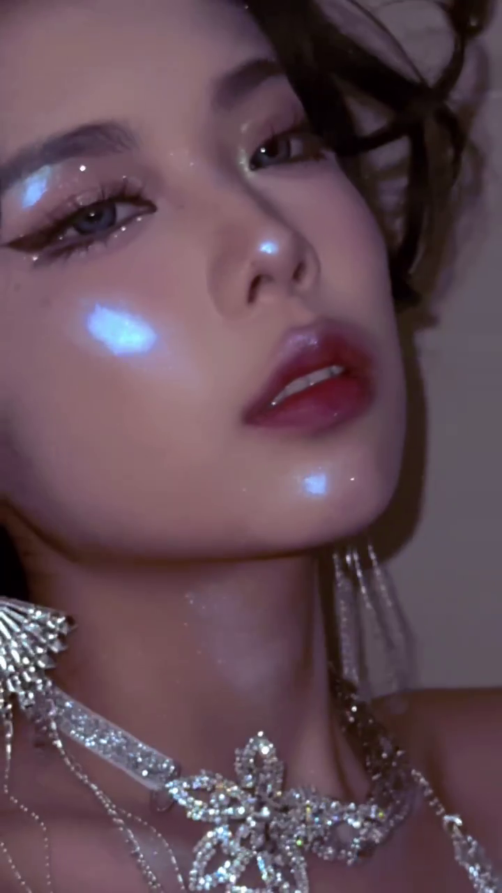 Lunar Glow Radiance Highlighter – Celestial Shimmer Compact for Ethereal, Multi-Dimensional Illumination Inspired by the Moon’s Surface - Image 3