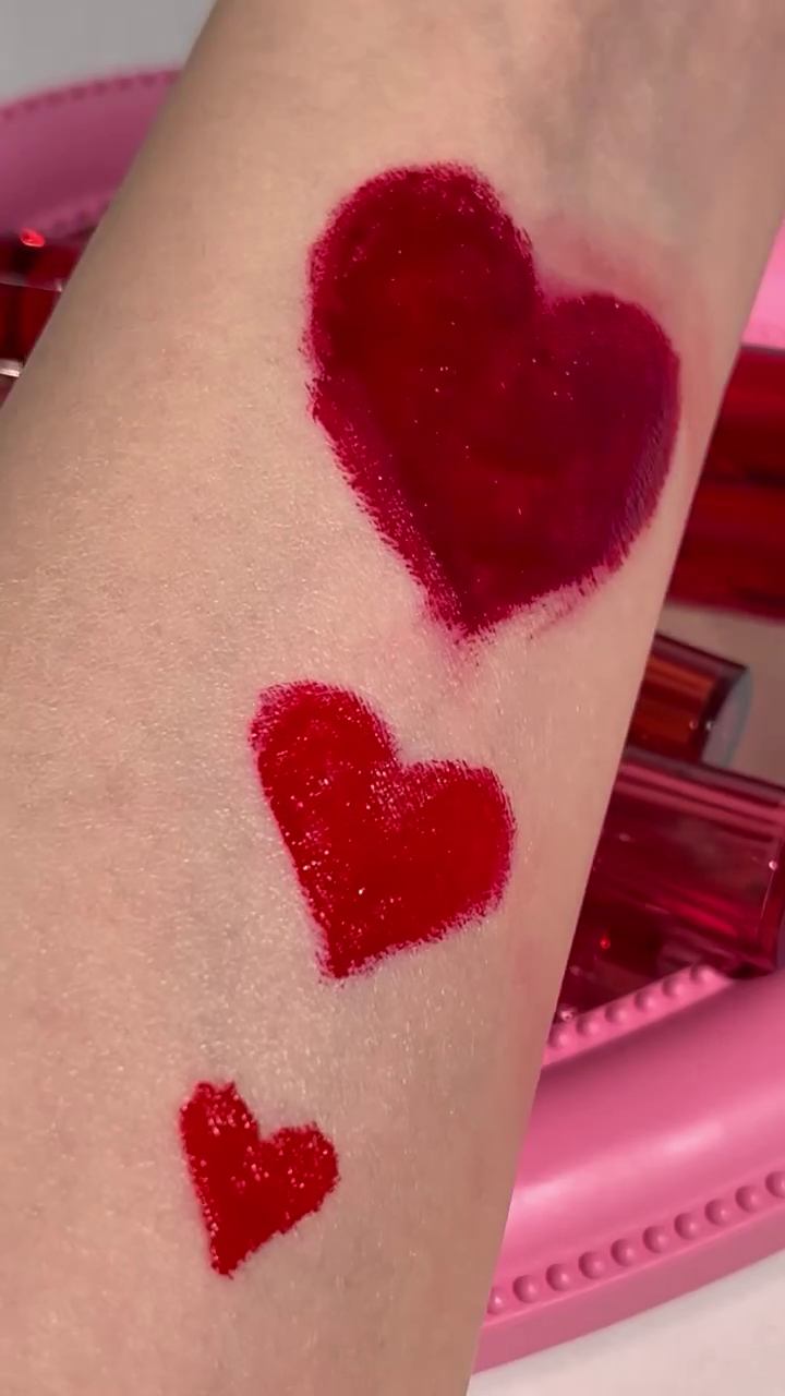 High-Shine Hydrating Lip Gloss – A Bold, Pigment-Packed Gloss with a Plush Doe-Foot Applicator for Effortless Precision, Delivering Vibrant Color and Mirror-Like Shine in One Smooth Swipe - Image 3