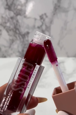 Maybelline Lifter Gloss with Hyaluronic Acid – High-Shine Hydrating Lip Gloss in Deep Berry Shade, Plumping Formula with XL Wand for Smooth Application and Intense Moisture