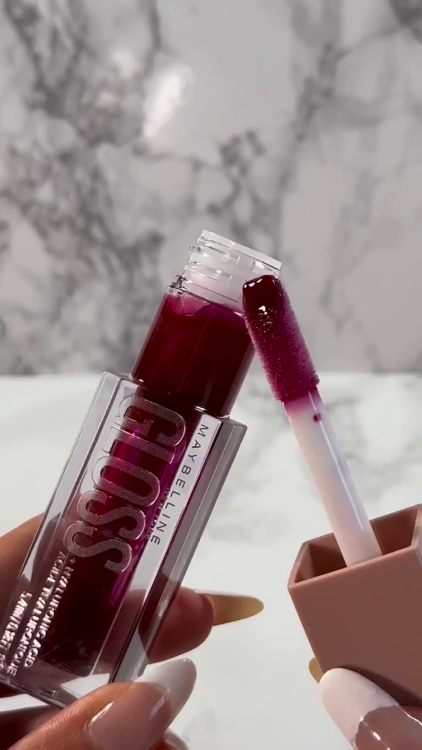 Maybelline Lifter Gloss with Hyaluronic Acid – High-Shine Hydrating Lip Gloss in Deep Berry Shade, Plumping Formula with XL Wand for Smooth Application and Intense Moisture