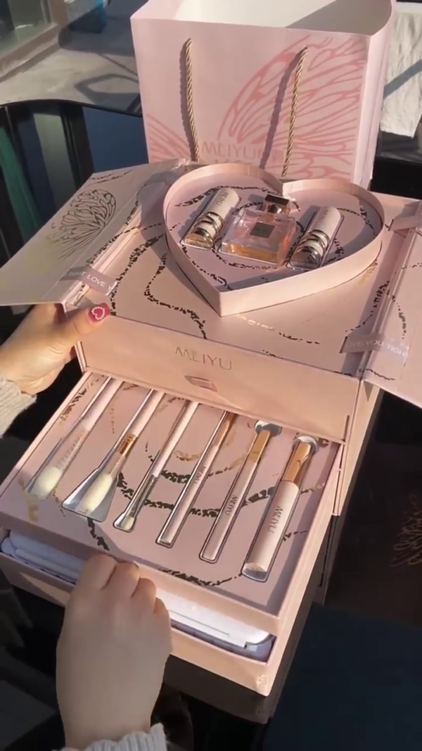 Luxury All-in-One Bridal Makeup Gift Box – Complete Beauty Set with Perfume, Makeup Brushes, Eyeshadow Palette & Accessories – Perfect for Weddings, Birthdays, Anniversaries & Special Occasions