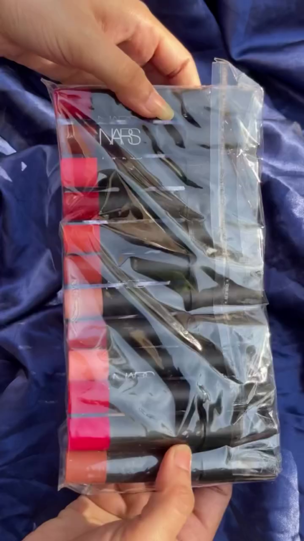 12 Richly Pigmented Long-Lasting Crayon Lipsticks in a Variety of Bold, Nude, Red, and Everyday Shades with Smooth Application and Luxurious Matte Finish – Perfect for All Skin Tones and Occasions
