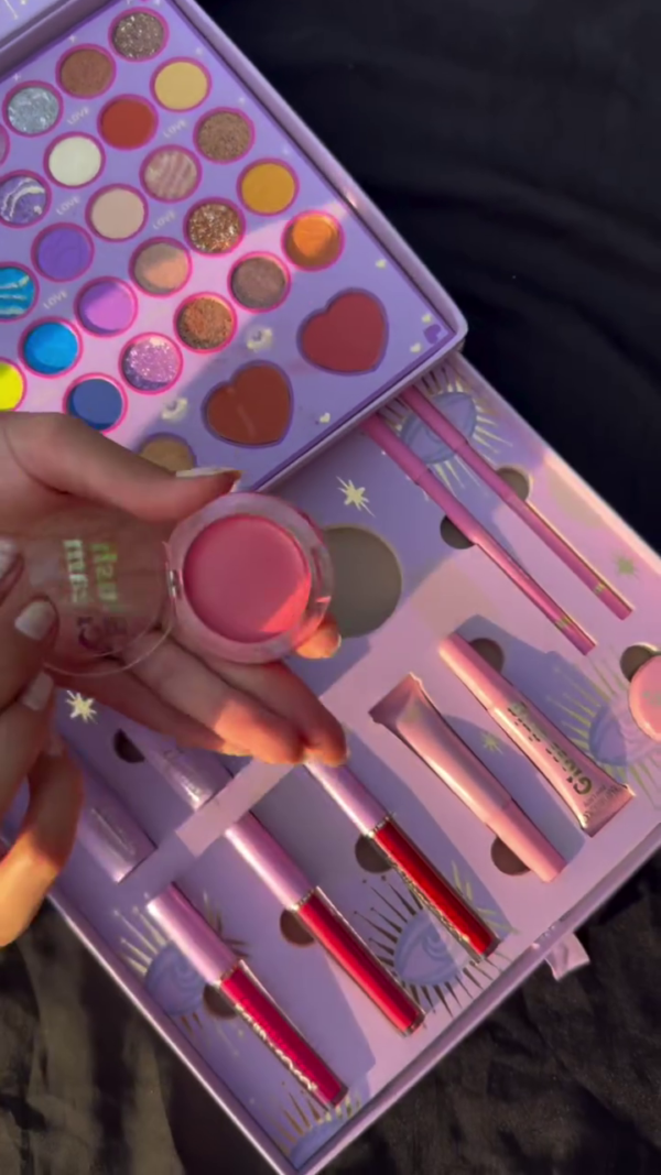All-in-One Dreamy Makeup Gift Set with 54 Eyeshadows, Heart-Shaped Face Shades, Lip Colors, and Tools – Artistic Box Design for Creative Looks, Daily Glam, and Gifting - Image 3